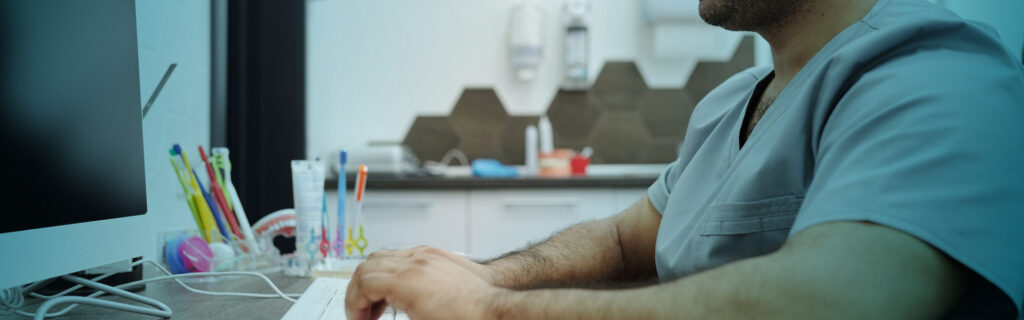 Titelbild Fortbildung Zahnmedizinische*r Verwaltungsassistent*in